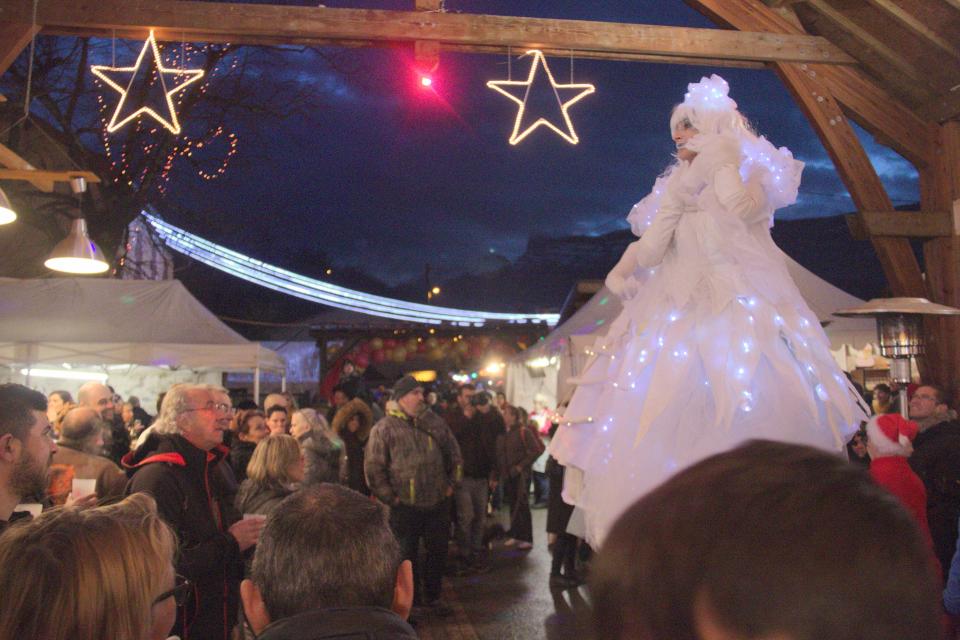 Les habitant-es assistent émerveillés au spectacle présenté lors du 20e marché de noël d'Echirolles