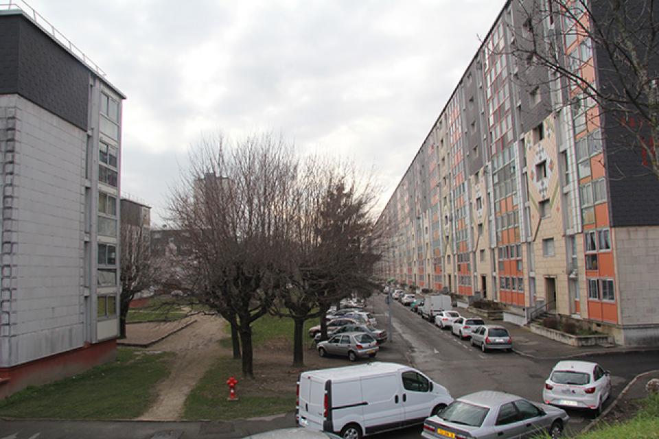 Vue du quartier de la Luire à Echirolles. Des voitures stationnent sur les emplacements prévus devant les immeubles.