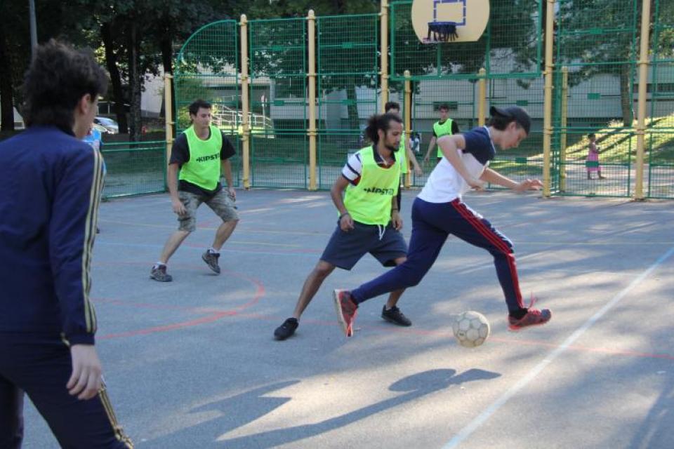 Des jeunes jouent au foot sur un terrain aménagé.