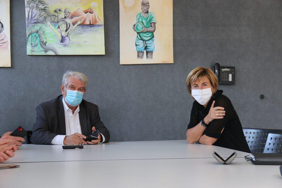 Rencontre entre le maire Renzo Sulli et la sénatrice Frédérique Puissat Le maire Renzo Sulli rencontre la sénatrice Frédérique Puissat pour soutenir la candidature de la ville d'Echirolles au projet "Territoire zéro chômeur de longue durée".