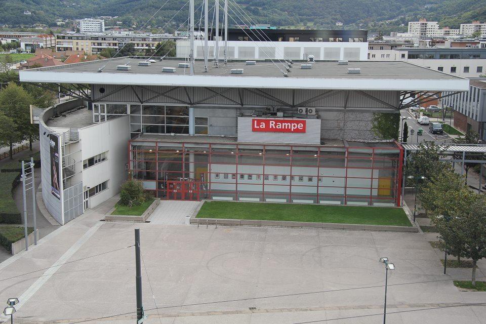 Vue aérienne du bâtiment de La Rampe avec le parvis devant l'entrée.