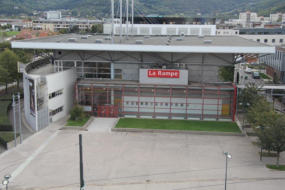 Vue La Rampe Vue aérienne du bâtiment de La Rampe avec le parvis devant l'entrée.