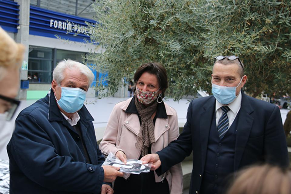 Le maire distribue des masques à quelques lycéen-nes en présence du proviseur et de la proviseure adjointe du lycée.