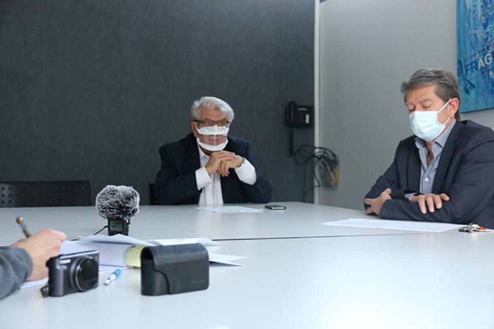 Le maire Renzo Sulli et l'adjoint Daniel Bessiron répondent aux questions lors de la conférence de presse Cit'ergie. Ils sont assis à une table et portent le masque.