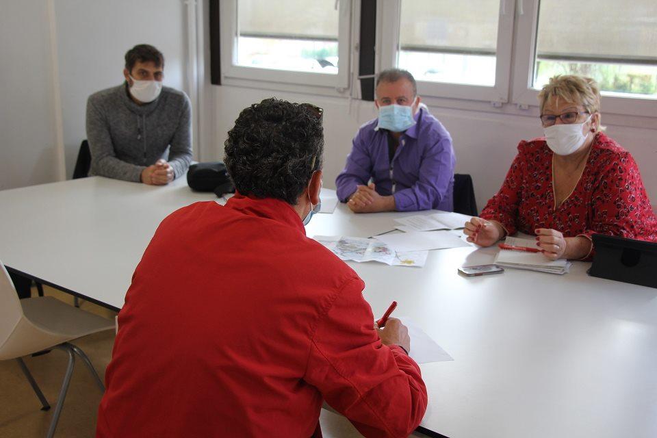 Permanence de transfert de la halte-garderie des Essarts dans la MDH Surieux Les élu-es Laurent Vanplin, Yacine Hamidi et Sylvette Rochas animent la première permanence.