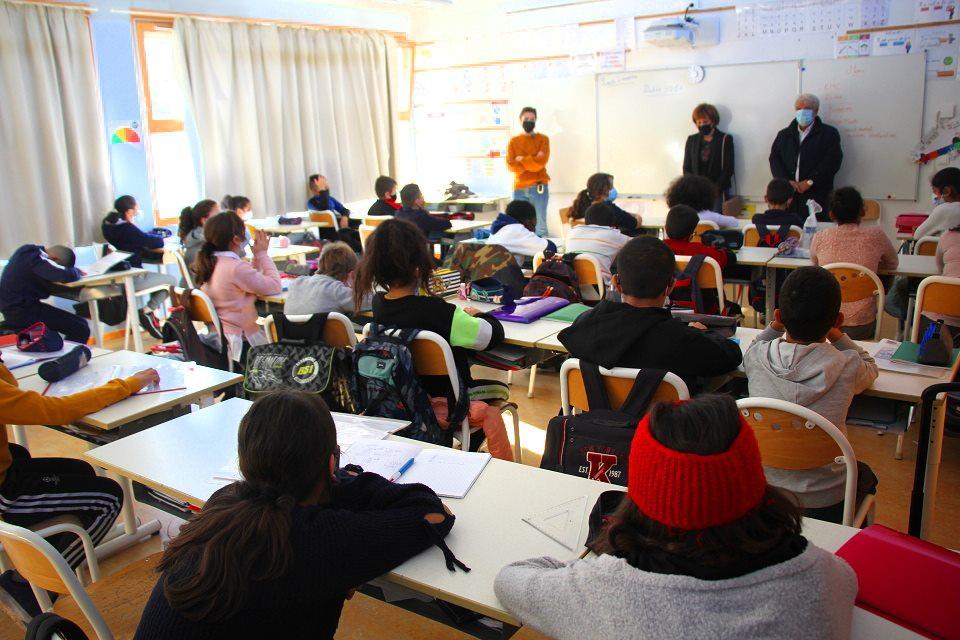 Hommage à Samuel Paty à l'école Dolto Les élèves d'une classe de CM1/CM2 de l'école élémentaire Françoise-Dolto observe une minute de silence en présence du maire Renzo Sulli et de l'adjointe à l'éducation Jacqueline Madrennes en hommage à Samuel Paty.
