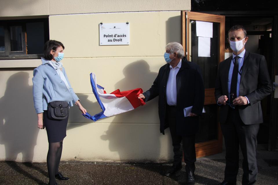 Inauguration du Point d'accès au droit de la MDH Les Ecureuils La présidente du Conseil départemental de l'accès au droit de l'Isère Anne Auclair-Rabinovitch et le maire Renzo Sulli dévoilent la plaque du nouveau point d'accès au droit, en présence du procureur Eric vaillant.