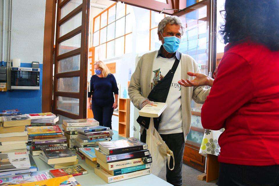 Un lecteur rend ses documents à la bibliothèque de La Ponatière.