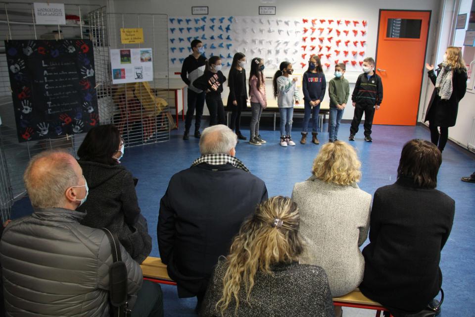 Journée nationale de la laïcité à l'école Jean-Jaurès. La directrice de l'école, Isabelle Leduc, a guidé les élu-es et les représentantes de l'Education Nationale à la découverte de la salle de la laïcité, qui abrite les travaux réalisés par les élèves et les enseignant-es.