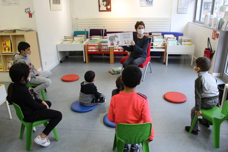 Nuit de la lecture 2021 Une bibliothécaire fait une lecture à de jeunes enfants.
