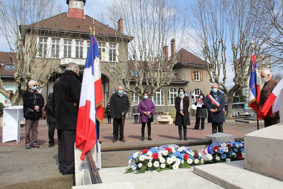 Vue sur la Commémoration du 19 mars 1962 - Cessez-le-feu en Algérie sur la place de la Libération. Les élu-es et anciens combattants se recueillent devant le monument aux morts.