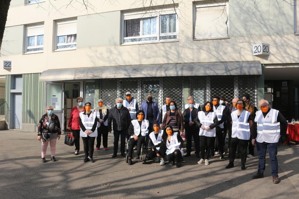 Repas solidaire organisé par le Secours populaire pour les étudiant-es Les bénévoles du Secours Populaire posent avec les élu-es devant le lieu de la distribution alimentaire.