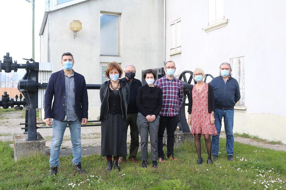 Laurent Vanplin, conseiller municipal délégué aux projets associatifs, Jacqueline Madrennes, 5e adjointe à l’éducation et à la culture, Michel Silhol, ancien viscosier, Virginie Vignon, conservatrice, Maxime Favier, conseiller municipal délégué aux projets jeunes, Danièle Robin, Conseillère municipale déléguée au logement et Christian Bouvier, président de Reg’Arts Echirolles posent côte à côte.