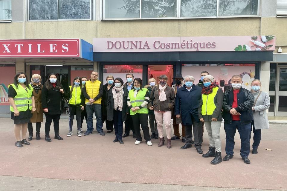 Le maire Renzo Sulli et la première adjointe Amandine Demore  posent aux côtés d'Abdelkrim Mechti, fondateur et directeur de Dounia, et des membres de l'association lors de l'inauguration de la boutique de cosmétiques, début mars 2021. Toutes les personnes sont masquées.