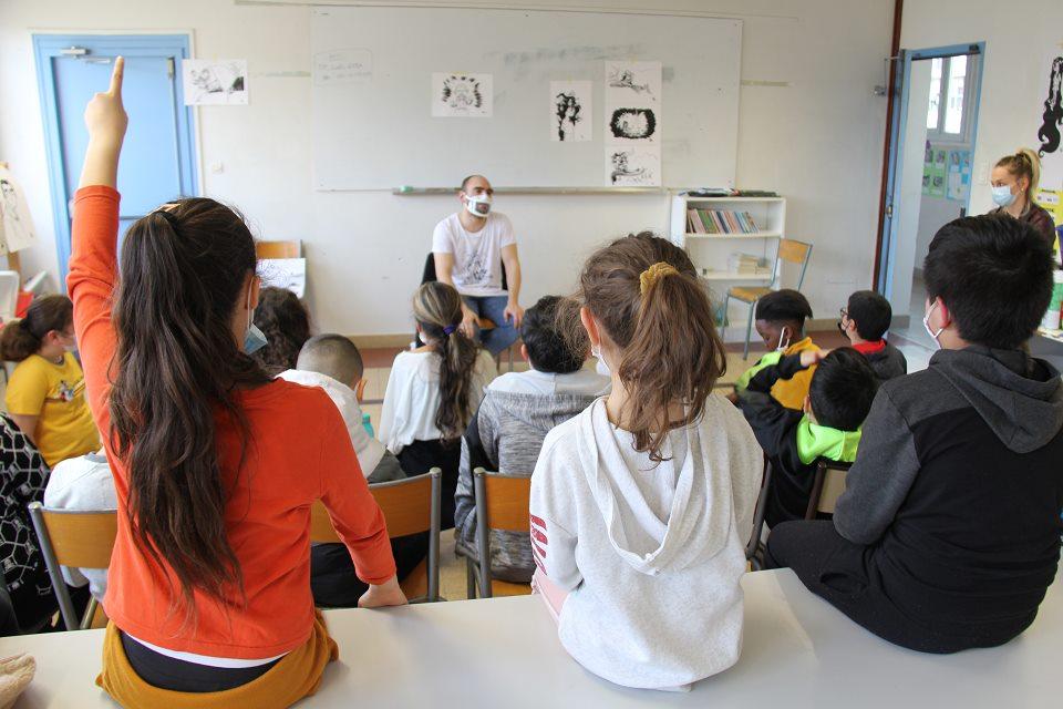 Installés dans une salle de classe, les élèves échangent avec les comédien-es, sur les rapports filles-garçons notamment. 