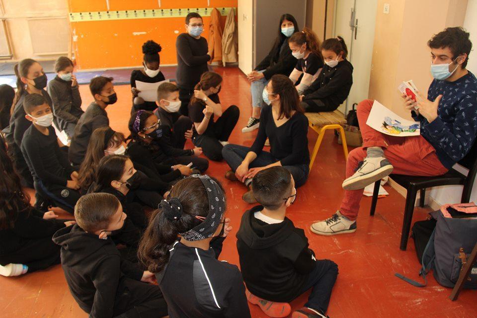 Projet THEA à l'école Jean-Moulin Les comédiens de la compagnie des AJT accompagnent les élèves des quatre classes échirolloises impliquées dans le projet THÉA pour la mise en scène de leur interprétation.