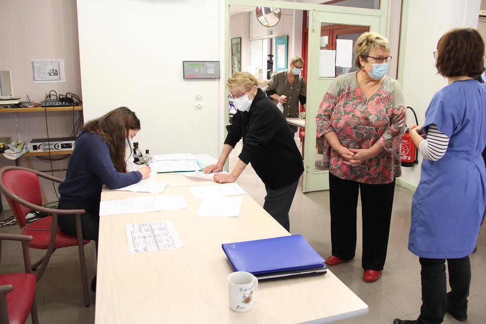 Sylvette Rochas, adjointe aux solidarités. discute avec le personnel chargé de la vaccination à la Résidence autonomie Mautice-Thorez