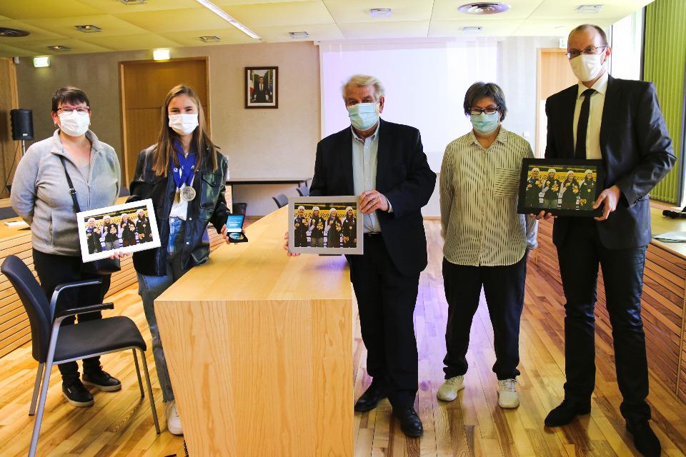 Aurélie Lévêque pose avec le maire Renzo Sulli, sa maman Sandrine, Cédric Brest, conseiller municipal délégué aux sports et Murielle Audemard, sa première coach au Club de glace de l’ALE (CGALE). Tous sont masqués.