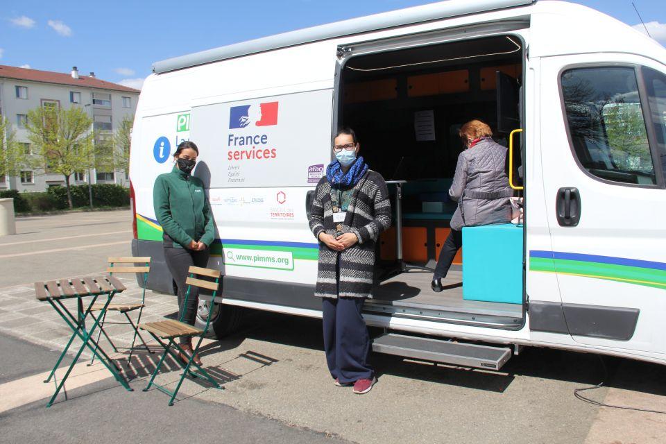 Vue sur le Bus France Service, de l'association PIMMS