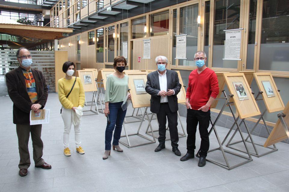 Édouard Schoene, représentant du Collectif des 150 ans de la Commune, Virginie Vignon, directrice du TRACé, Jacqueline Madrennes, adjointe à la culture et au travail de mémoire, le maire Renzo Sulli et l'artiste plasticien Luc Quinton posent côte à côte, tous masqués, dans le cadre de l'inauguration de l'exposition dédiée aux 150 de la Commune de Paris.