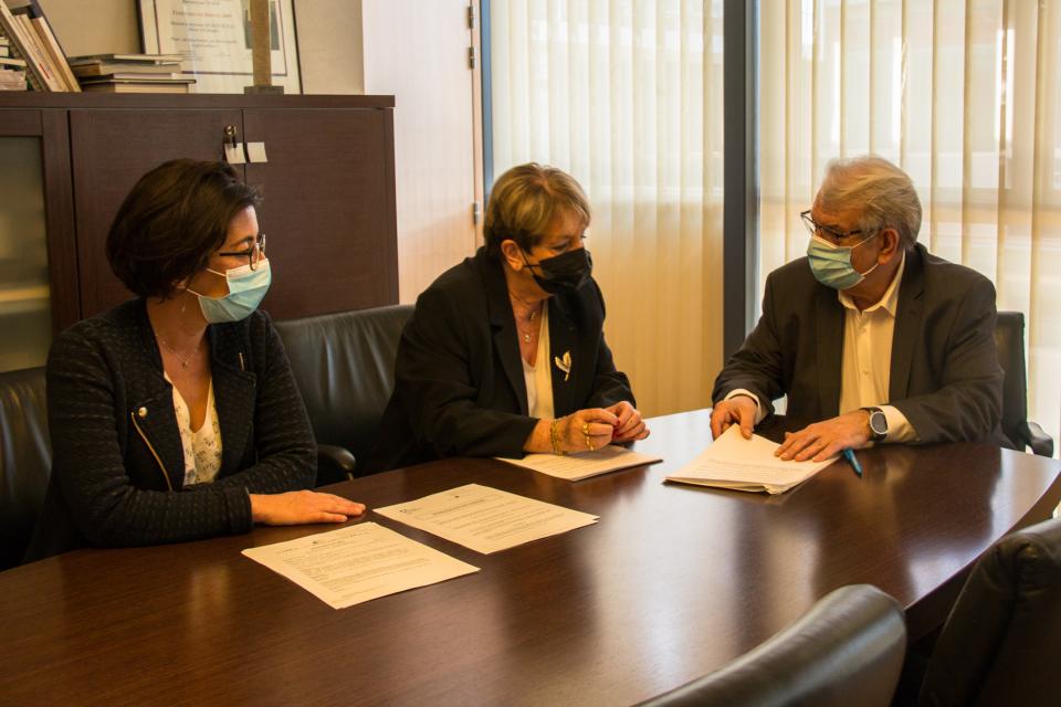 Lydie Cheppe, la déléguée du procureur, au centre, relit la convention avec Amandine Demore, adjointe à la tranquillité publique et à la prévention, et le maire, Renzo Sulli.