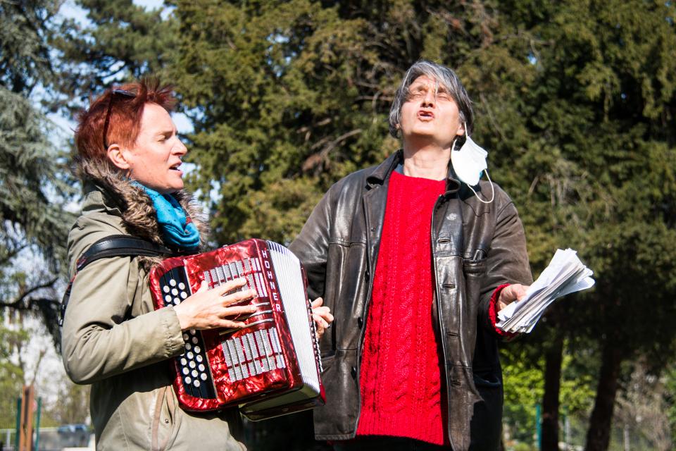  Photo de Marie Mazille et de Fabrice Vigne. Suite à leur prise de notes ils réalisent une chanson improvisée, les deux au chant, elle à l'accordéon.