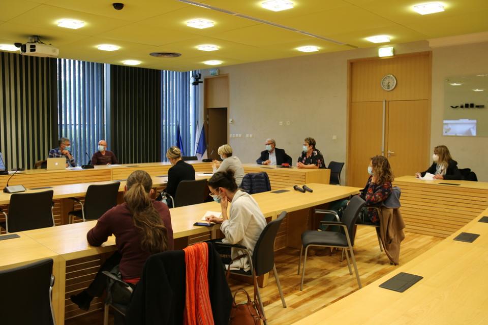 Réunion du CPTS le 9 avril à la mairie d'Échirolles L’association qui regroupe les professionnels de la santé du territoire, le CPTS, est en cours de structuration. Sur la photo nous voyons différents acteurs de cette association en réunion d'organisation dans la salle du conseil municipal de la Mairie. Sont notamment présents le Maire et Sylvette Rochas,Adjointe aux solidarités, au personnel et au dialogue social.