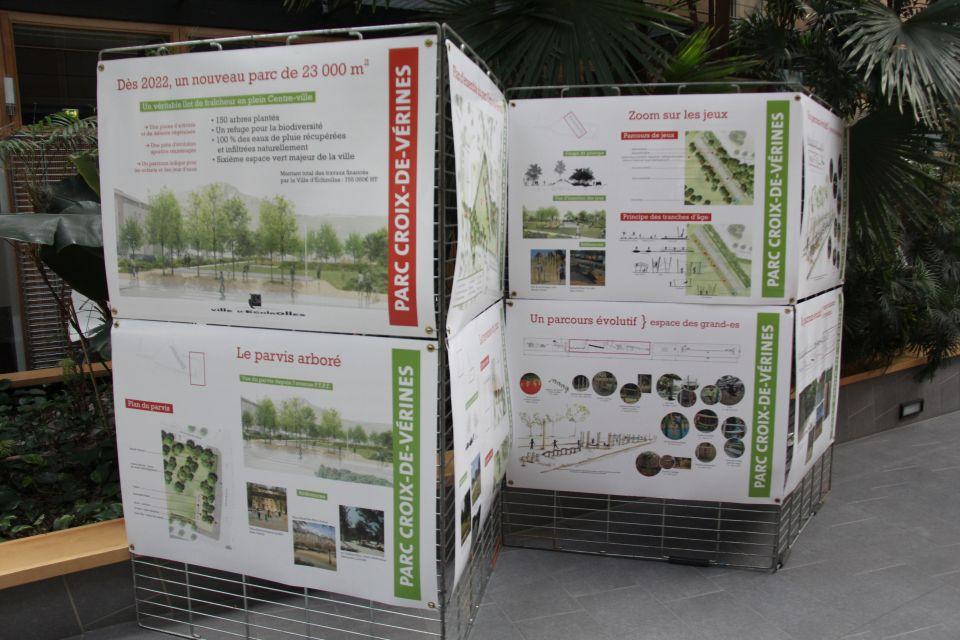 Photo des panneaux d'exposition concernant le projet parc Croix-de-Vérines. Ceux-ci sont exposés à l'hôtel de ville. Ils décrivent le projet.