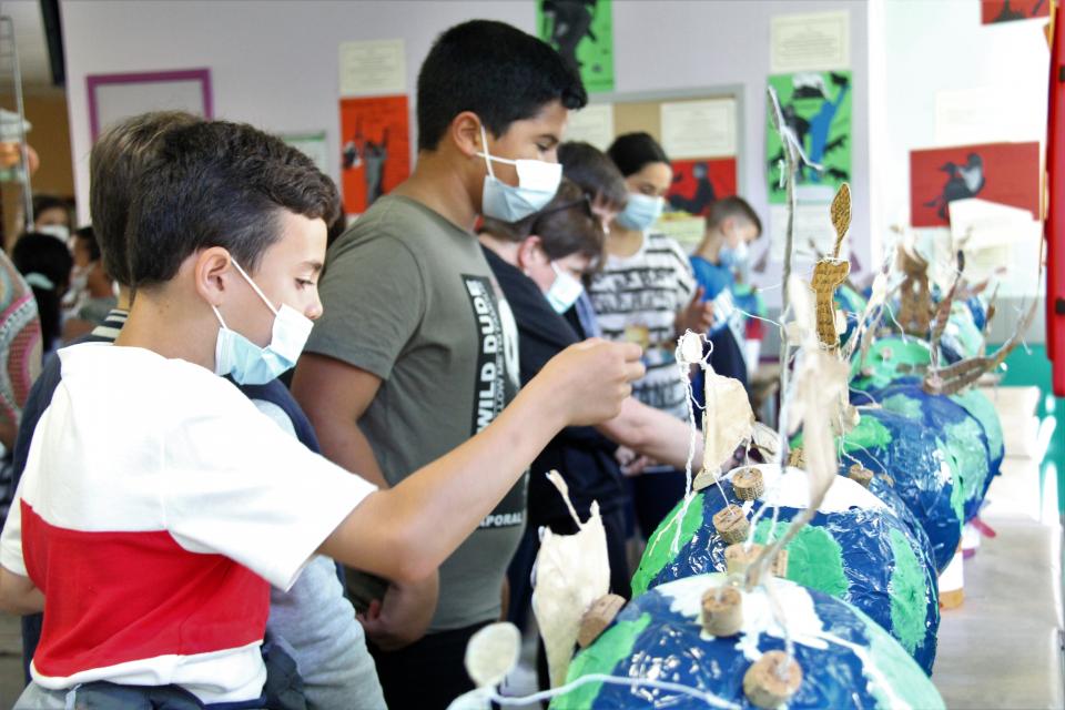 Projet philo-plastique Photo prise dans le cadre du projet Projet philo-plastique. Nous voyons des jeunes en train de construire des maquettes avec du plastique, en lien avec des réflexions environnementales.