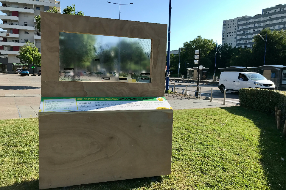 Le totem de l'esplanade de La Butte offre une vue du quartier à venir. Photo du totem de l'esplanade de La Butte. Celui-ci offre une vue du quartier à venir, des explications du projet.
