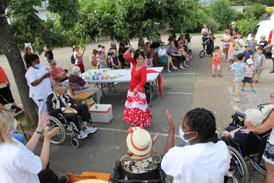 Photo d'un temps festif pour le dernier rdv de la bibliothèque éphémère.  Nous voyons une danseuse de flamenco et tous les habitant-es souriant-es en train de l'applaudir.