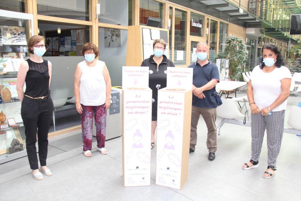 Précarité menstruelle : Deux bornes de collecte à l'hôtel de ville Précarité menstruelle : Julie Vaudois et Pilar de Bernardy, du Planning familial, les adjoint-es Sylvette Rochas et Yacine Hamidi, et la conseillère municipale Kaoukeb Baya-Chatti (de g. à d.) posent derrière les deux bornes de collecte installées à l'hôtel de ville.