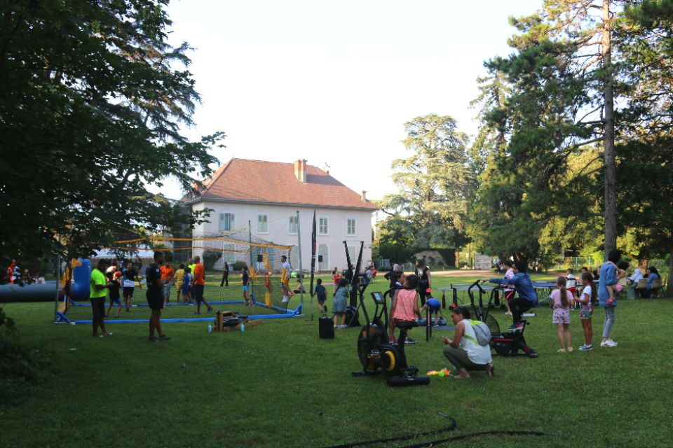 Cap sur les parcs à Géo-Charles Vue d'ensemble du parc Géo-Charles pour destination été 2021. Des appareils de sports, des terrains de sports en mousse (boxe, hand) sont installés dans l'herbe. Des tables et des chaises sont installées pour les ateliers artistiques (écriture, peinture) etc. Les habitant-es sont nombreux-ses à participer.
