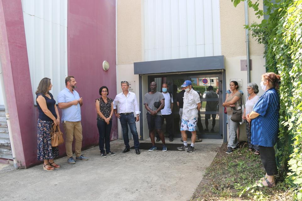 Devant les nouveaux locaux de l'association Soléeo Devant les nouveaux locaux de l'association Soléeo
