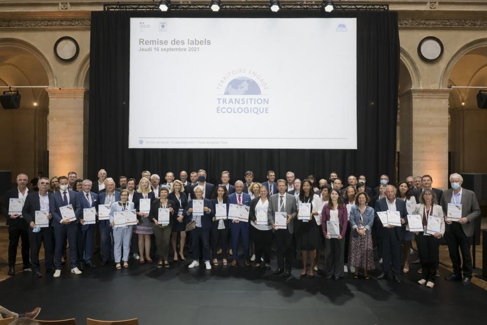 La remise des distinctions aux représentants des collectivités de Métropole et d'Outre-mer. La remise des distinctions aux représentants des collectivités de la Métropole et d'Outre-mer.