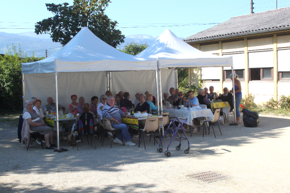 Les membres du foyer Marie-Curie se sont retrouvés autour d'un repas mercredi dernier, après 18 mois sans se voir. Les membres du foyer Marie-Curie se sont retrouvés autour d'un repas mercredi dernier, après 18 mois sans se voir.