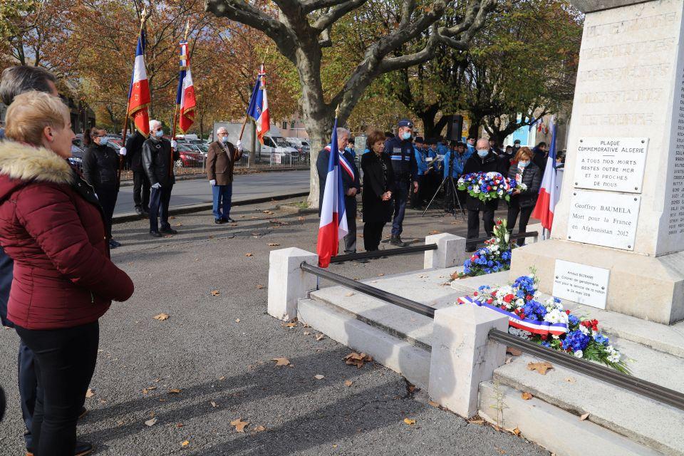 La cérémonie s'est poursuivie par les traditionnels dépôts de gerbes au pied du Monument aux morts.