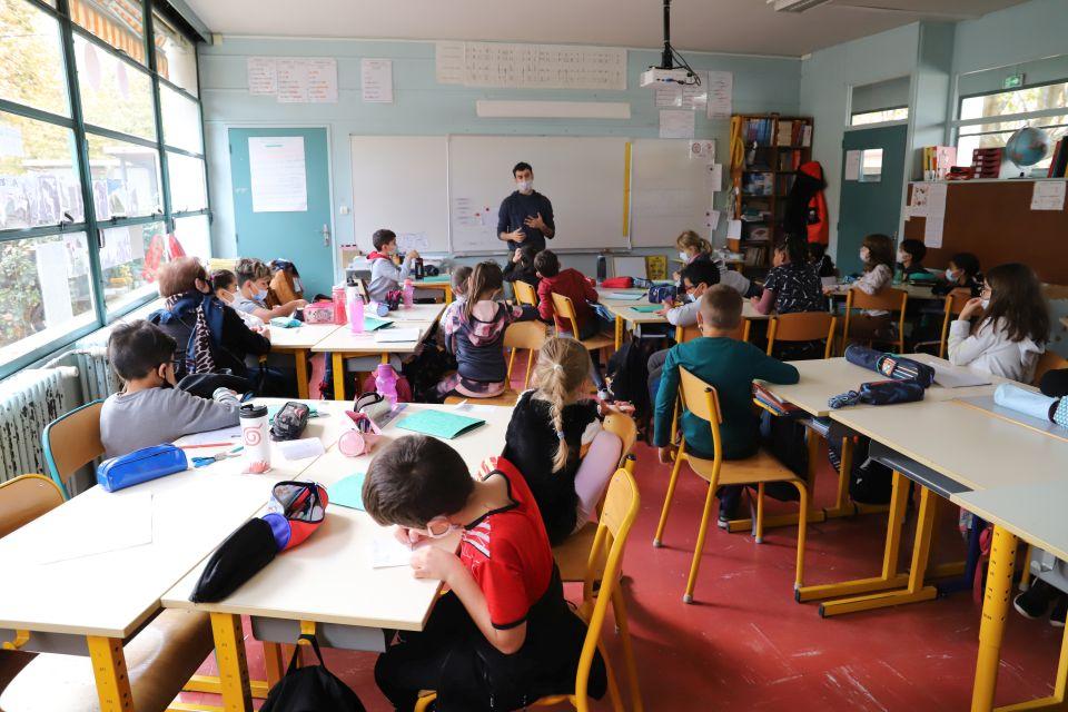 Projet THEA : C’est reparti pour un tour… L'auteur Antonio Carmona, parrain de cette édition, a visité sic classes échirolloises, dont celle de CE2, de Jérémie Chauvière, à l’élémentaire Paul-Langevin.