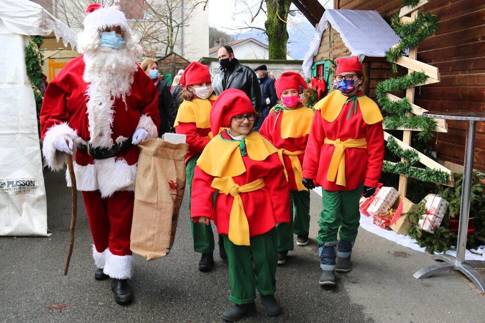 Les enfants se sont amusés avant l'arrivée du père Noël