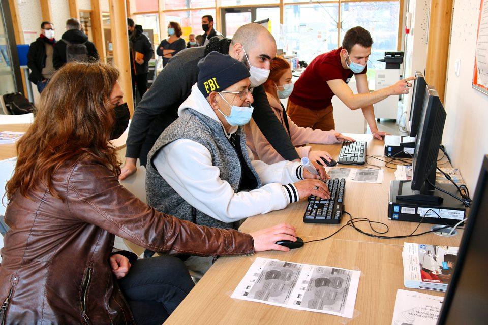 Quatre conseillers numériques effectuent des permanences dans les MDH et la bibliothèque Pablo-Néruda