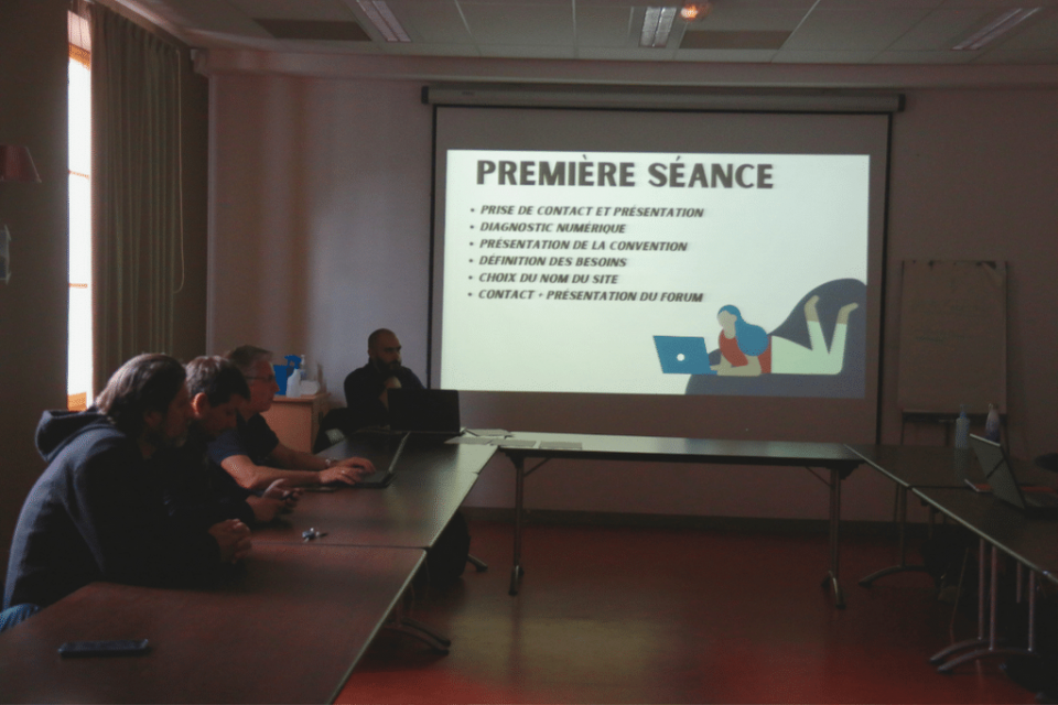 La première séance du cycle de formation ! Personnes assises devant une présentation sur un écran