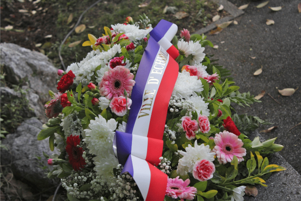 Gerbe fleurs cérémonie de commémoration du 8 mai 1945