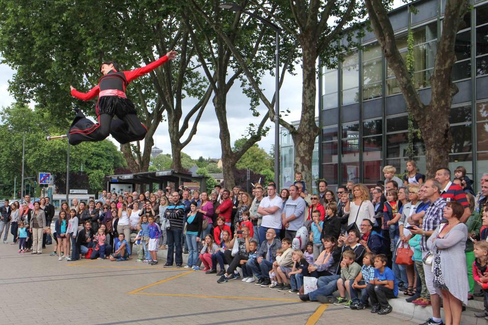 Un public qui regarde le spectacle déambulatoire Parade