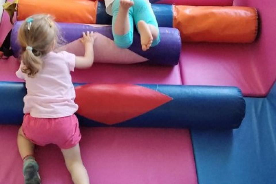 enfants qui jouent dans une structure de jeu