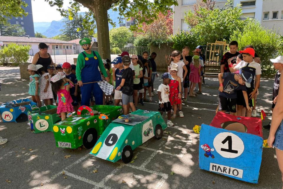 Des enfants s'amusent avec des karts faits-maison Des enfants s'amusent avec des karts faits-maison