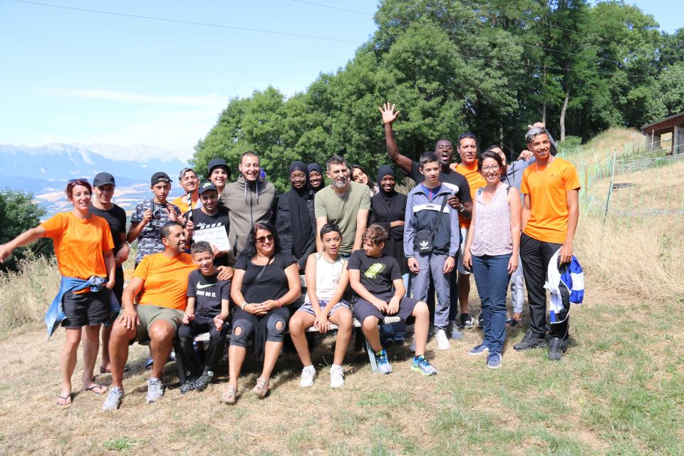 Le groupe des animateurs et des enfants du dispositif Vacances apprenantes à la Motte d'Aveillans en photo