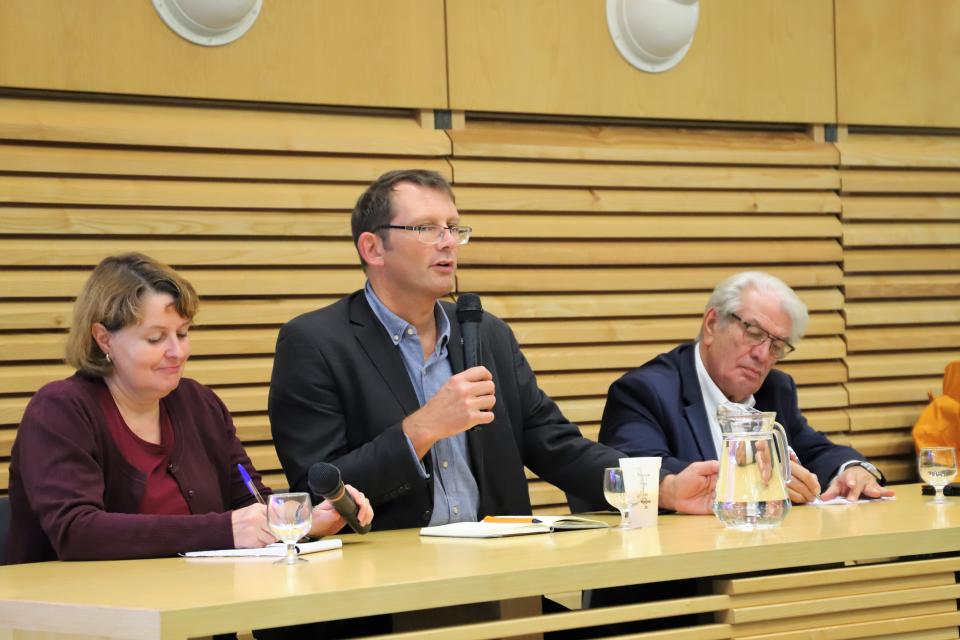 Rob Hopkins, activiste écologique anglais, aux côtés de son interprète et du maire Renzo Sulli, aborde la transition écologique..