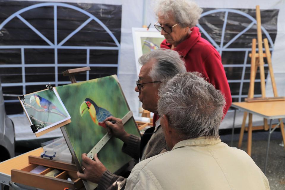 Les membres de l'association Pastel en Dauphiné accueillaient les visiteurs et proposaient des initiations au pastel.