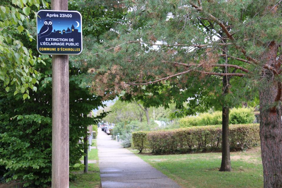 Photo du jardin de l'hôtel de la ville, avec au 1er plan le panneau de l'extinction de l'éclairage public