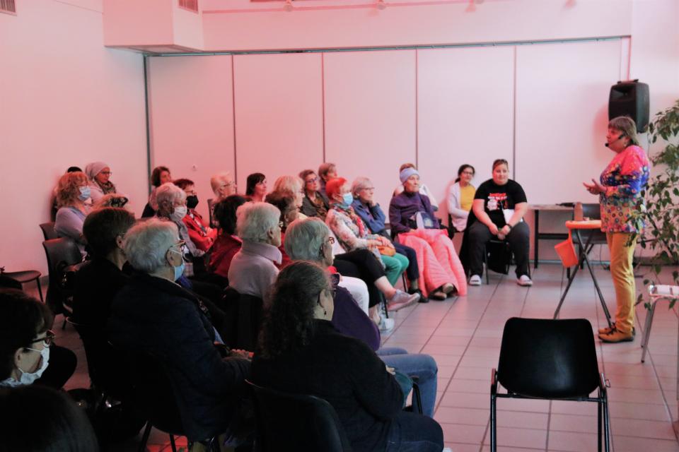 Josiane Gonard, fondatrice de l’association Vers l’essentiel, lors de l'atelier bien-être à La Rampe.